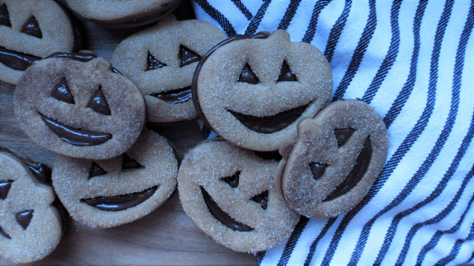 JackOLantern Cinnamon and Brown Sugar Cookies with Chocolate Filling jchandelle