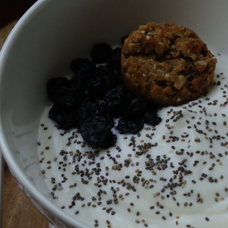 UP CLOSE IMAGE OF HOMEMADE GREEK YOGURT IN A BOWL